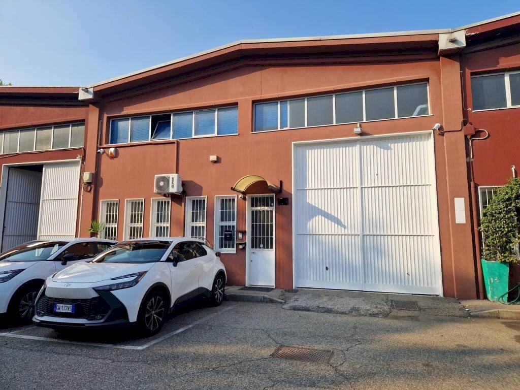 Facciata - Capannone via delle Industrie, Arese - foto 3