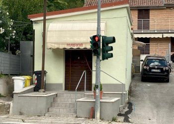 Negozio Via Casine di Paterno, 114, Ancona (zona Casine di Paterno) - foto 2