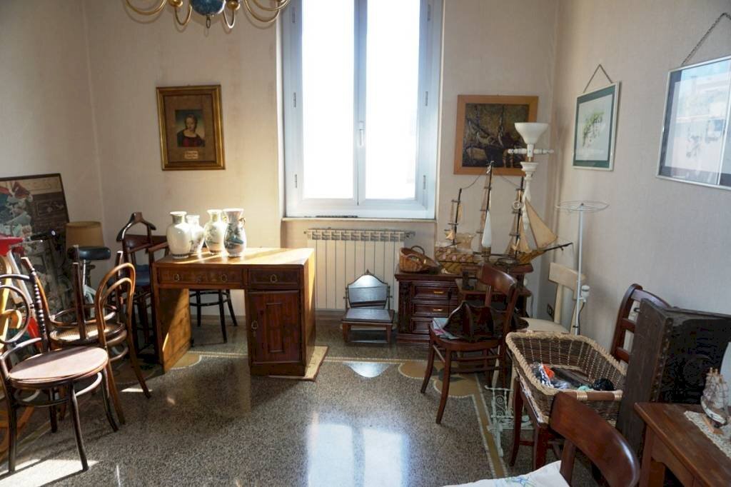 Stanza arredata - Trilocale via Giovanni Pascoli, 5, Genova (zona Sampierdarena) - foto 3