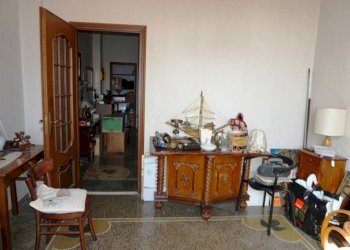 Stanza arredata - Trilocale via Giovanni Pascoli, 5, Genova (zona Sampierdarena) - foto 4