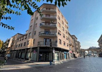 Facciata - Negozio via Giorgio Merula, Alessandria - foto 21