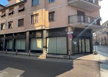 Facciata - Negozio via Giorgio Merula, Alessandria - foto 22