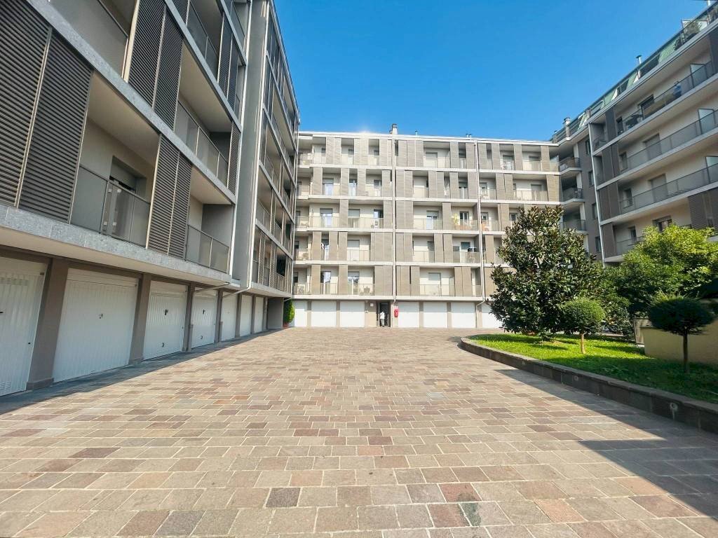 Facciata - Two-room apartment viale Valganna, 108, Varese - photo 3