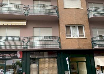 Facciata - Alimentari - Gastronomia via Nicola Sacco e Bartolomeo Vanzetti, 5, Cuneo (zona Donatello) - foto 2