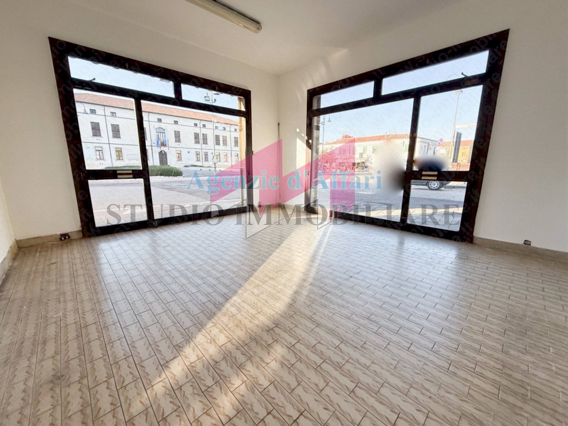 Foto 2 - Negozio Via Cesare Battisti
70, Castelmassa - foto 2