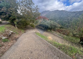 Vista delle montagne - Casa semi indipendente Contrada Sant'Antonio
 
snc, Fiumedinisi - foto 12