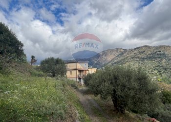 Vista delle montagne - Casa semi indipendente Contrada Sant'Antonio
 
snc, Fiumedinisi - foto 32