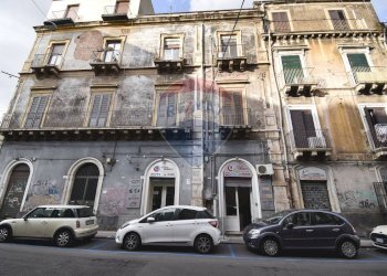 Edificio all\'aperto - Shop Via Antonino Di Sangiuliano
 
72, Catania - photo 1