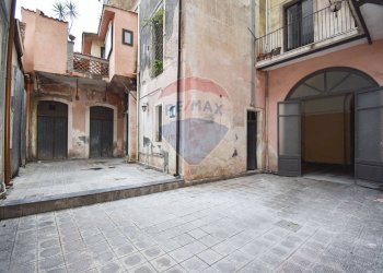 Edificio all\'aperto - Shop Via Antonino Di Sangiuliano
 
72, Catania - photo 14