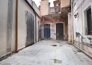 Edificio all\'aperto - Shop Via Antonino Di Sangiuliano
 
72, Catania - photo 18