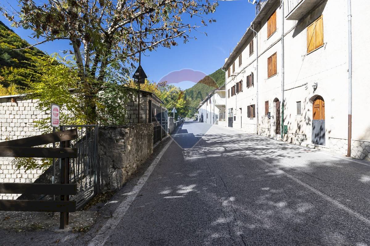 Edificio all\'aperto - Casa indipendente via Benedetto Virgilio
 
192, Villetta Barrea - foto 1