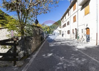 Edificio all\'aperto - Casa indipendente via Benedetto Virgilio
 
192, Villetta Barrea - foto 1