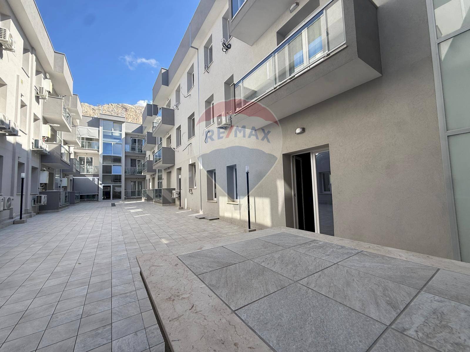 Edificio all\'aperto - Commercial Premises via Giovanni Falcone
 
75, Isola delle Femmine - photo 1