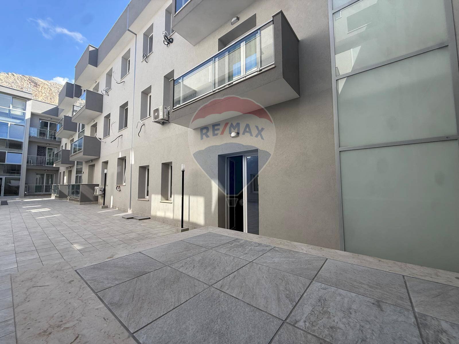 Edificio all\'aperto - Commercial Premises via Giovanni Falcone
 
75, Isola delle Femmine - photo 2