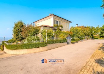 Independent house Verduno - photo 1