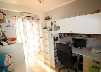 Camera da letto - Three-room apartment via Evasio Montanella, Genova - photo 16