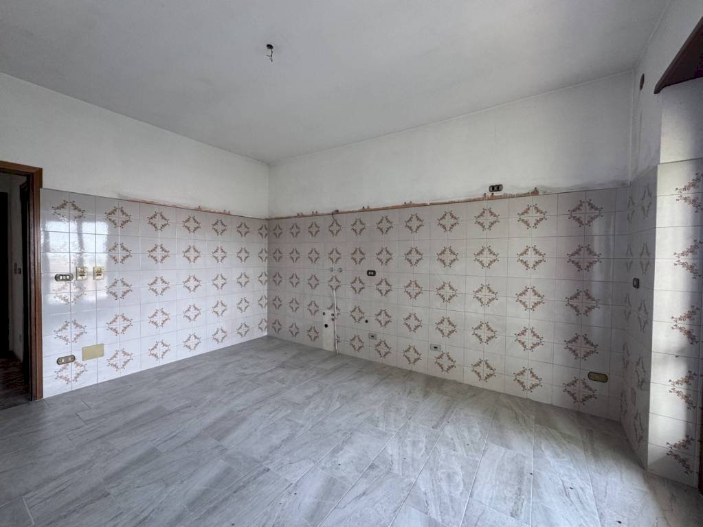 Cucina - Quadrilocale via Camillo Benso di Cavour, 7, Bagnolo Piemonte - foto 2