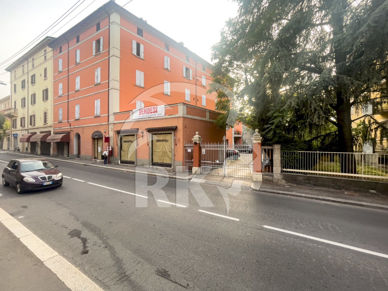 CASTIGLIONE (1).jpg - Locale Commerciale via Castiglione, Bologna - foto 1