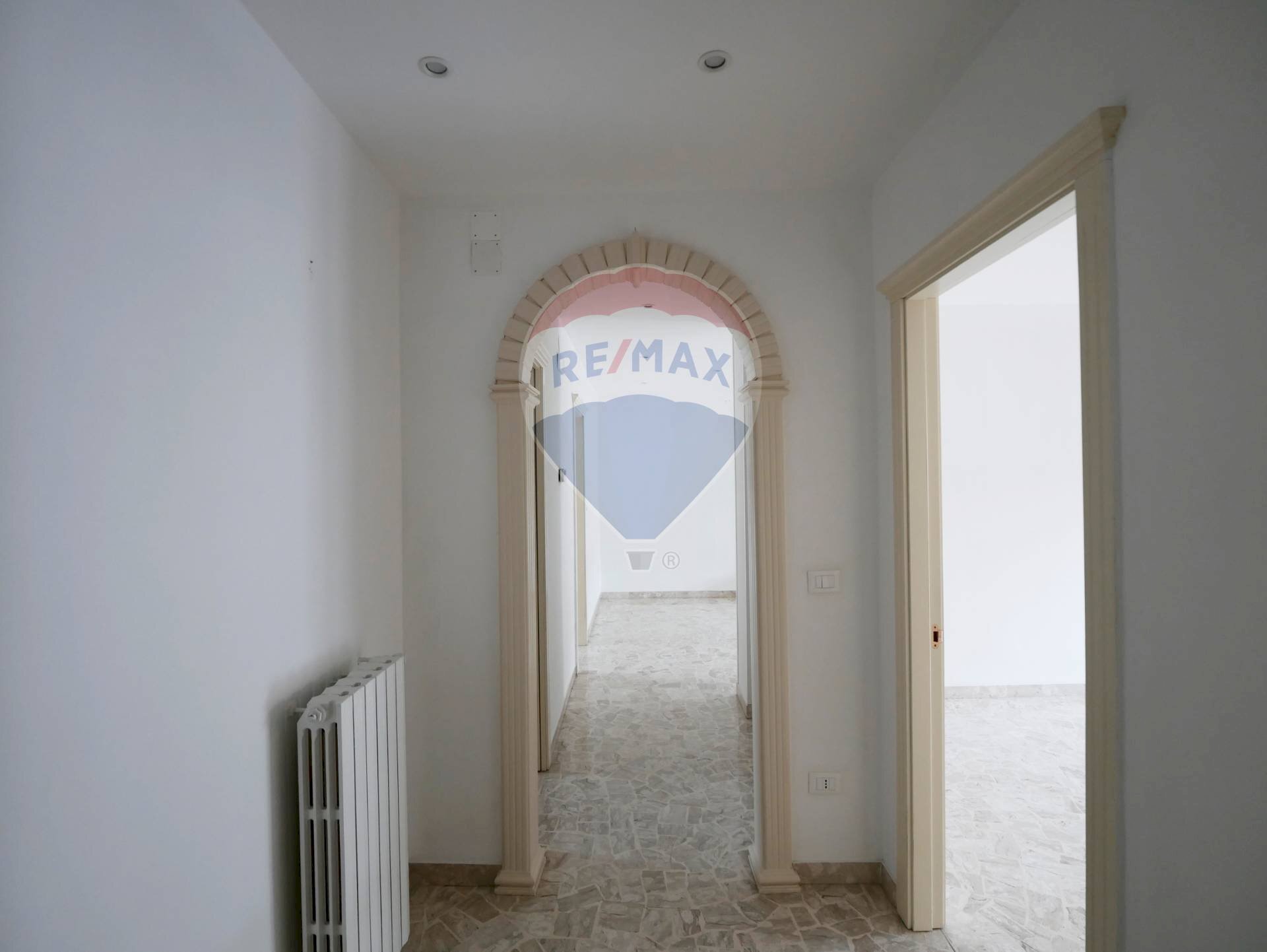 Hall / corridoio - Three-room apartment Piazza Federico II di Svevia
 
5, Valenzano - photo 3