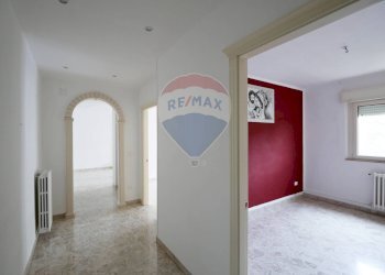 Hall / corridoio - Trilocale Piazza Federico II di Svevia
 
5, Valenzano - foto 2