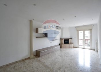 Soggiorno - Trilocale Piazza Federico II di Svevia
 
5, Valenzano - foto 4