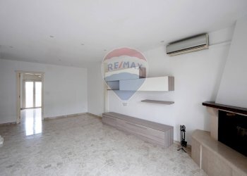 Soggiorno - Trilocale Piazza Federico II di Svevia
 
5, Valenzano - foto 7