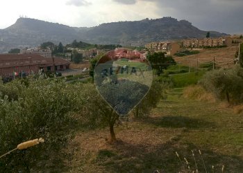 Vista delle montagne - Terreno edificabile Strada Statale 561 Pergusina - Enna
 
snc, Enna - foto 10