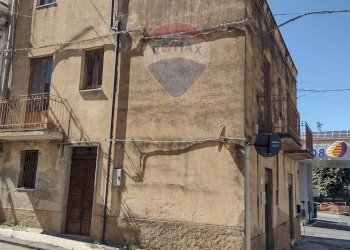 Edificio all\'aperto - Casa indipendente Via Giuseppe Garibaldi
 
121, Mirabella Imbaccari - foto 1