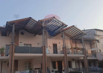 Edificio all\'aperto - Villa a Schiera via Battisti
 
31, Montanaro - foto 2