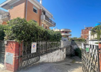 Edificio all\'aperto - Box rumenia, Pomezia - photo 1