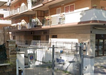 Edificio all\'aperto - Box Via La Spezia, Pomezia - photo 1