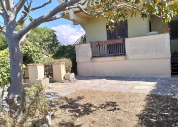 Esterno con giardino - Villa via Arezzo, Ardea - foto 1