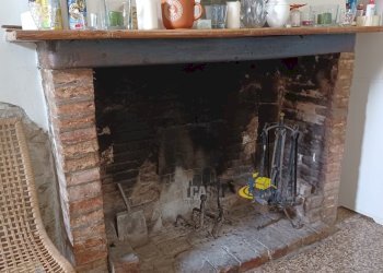 Uno dei camini - Casale via remitaggio 2, Sala Baganza - photo 17