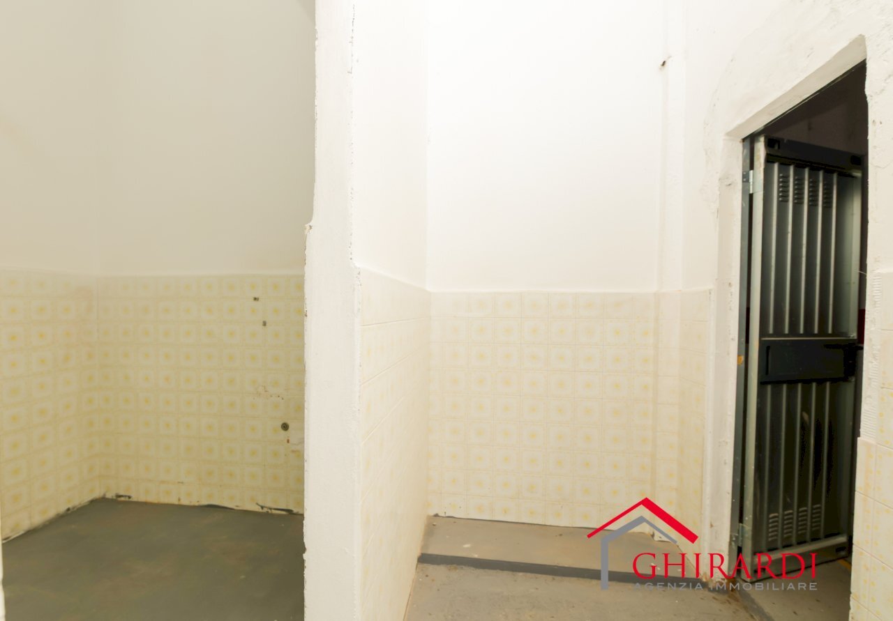 1.4 INGRESSO.jpg - Magazzino VIA CHIARAVAGNA  18R, Genova - foto 2