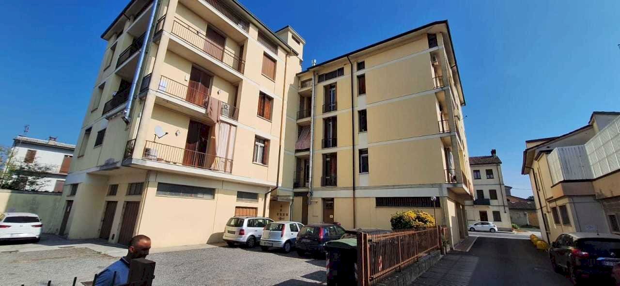 facciata - Three-room apartment Via Roma, Pieve Porto Morone - photo 3