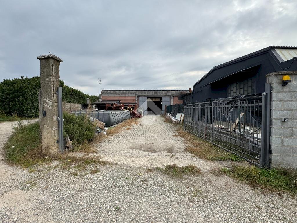 Capannone Via XXV Aprile, Galliate - foto 1