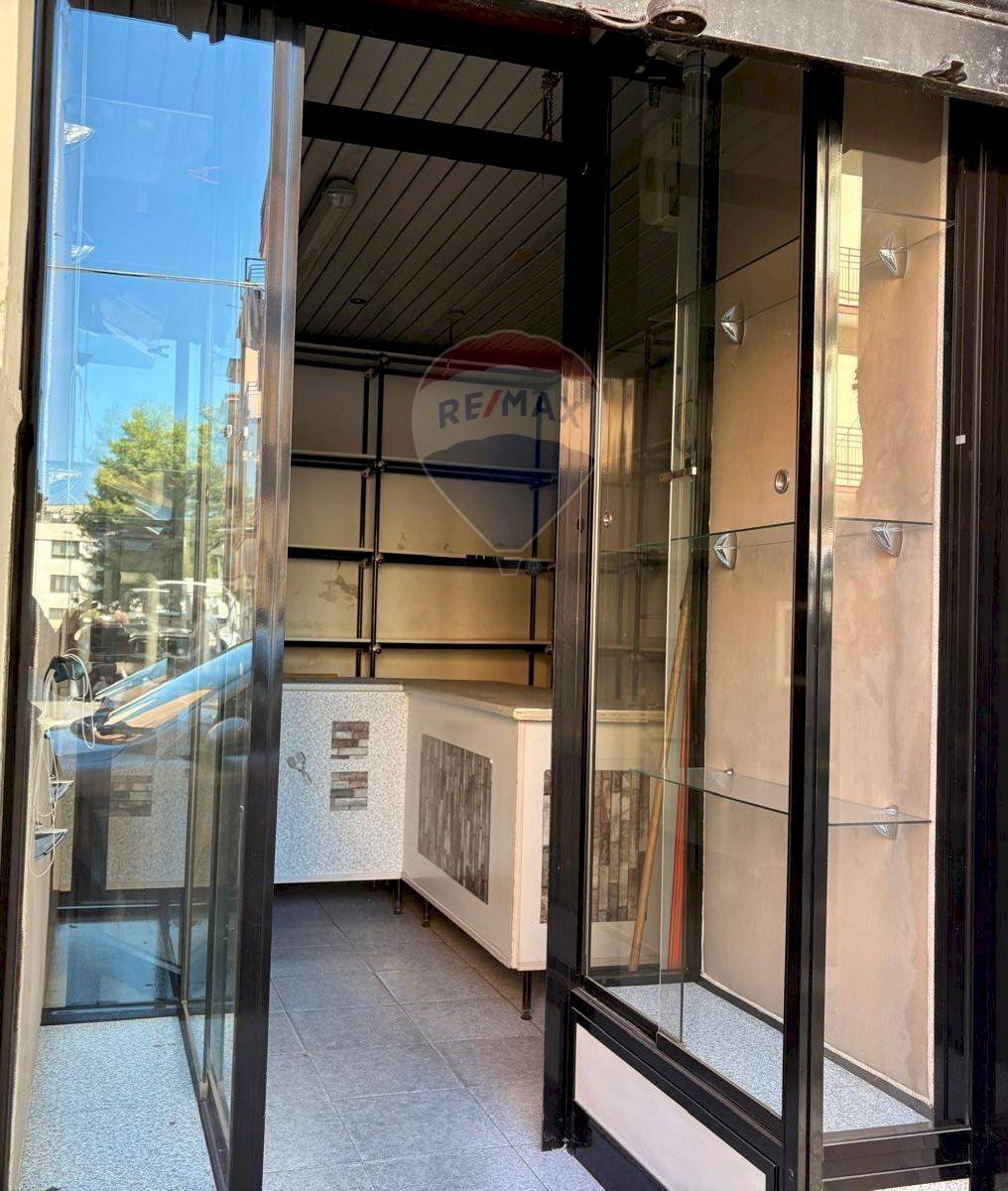 Ricezione / Lobby - Commercial Premises Via Giulio Petroni
 
20, Bari - photo 1