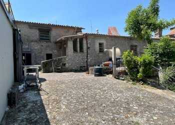 Cortile interno - Rustico Località La Valle, Trevi - foto 1