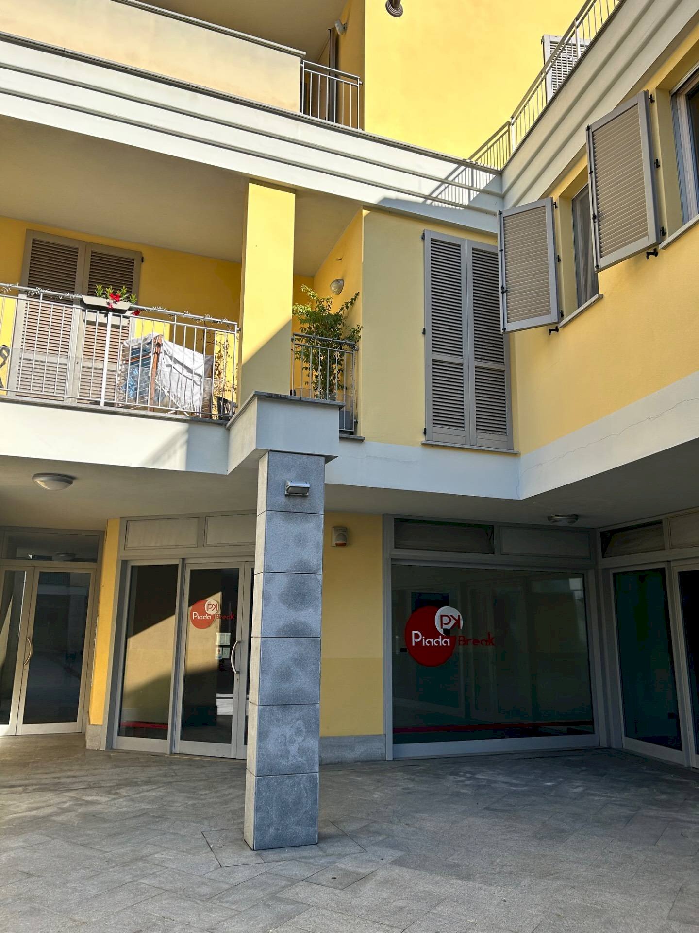 Foto 2 - Locale Commerciale PIAZZA GIUSEPPE MAGGIOLINI
 
29, Parabiago - foto 2