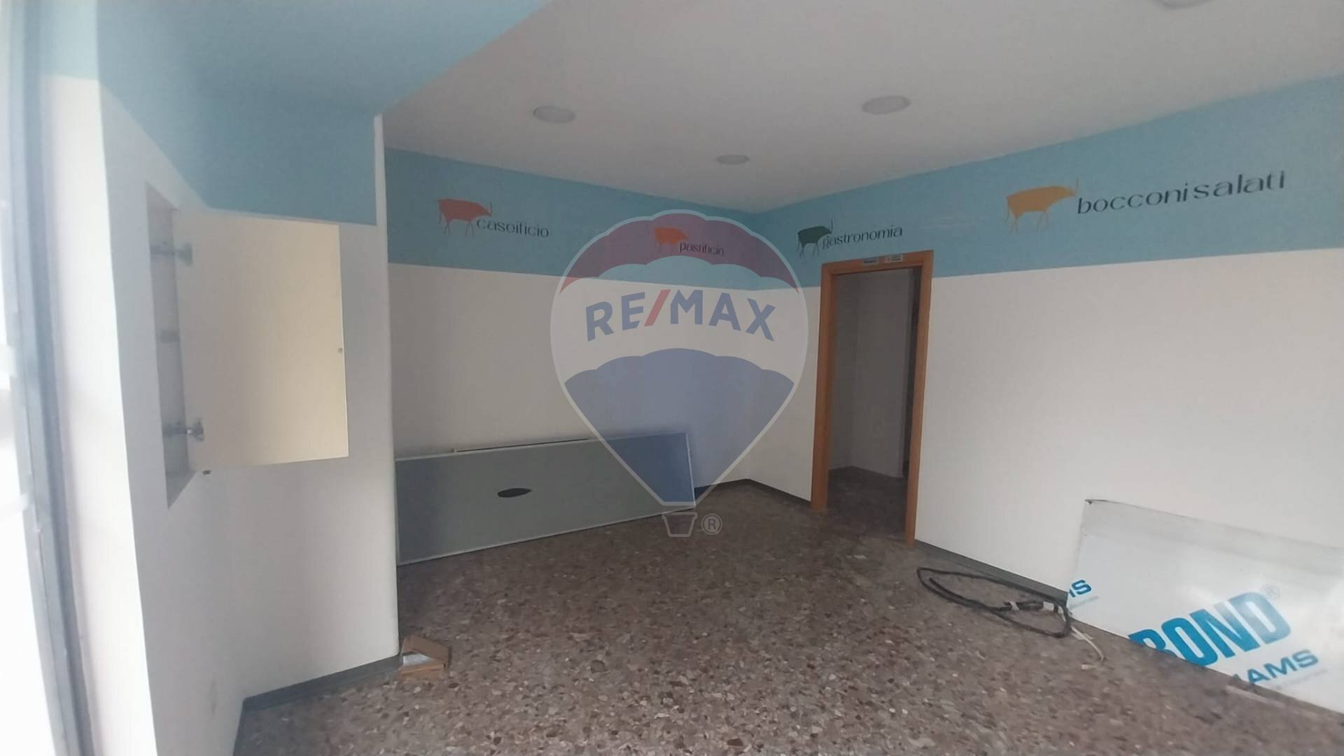 Stanza vuota - Commercial Premises Piazza Casalbore
 
33, Salerno - photo 1