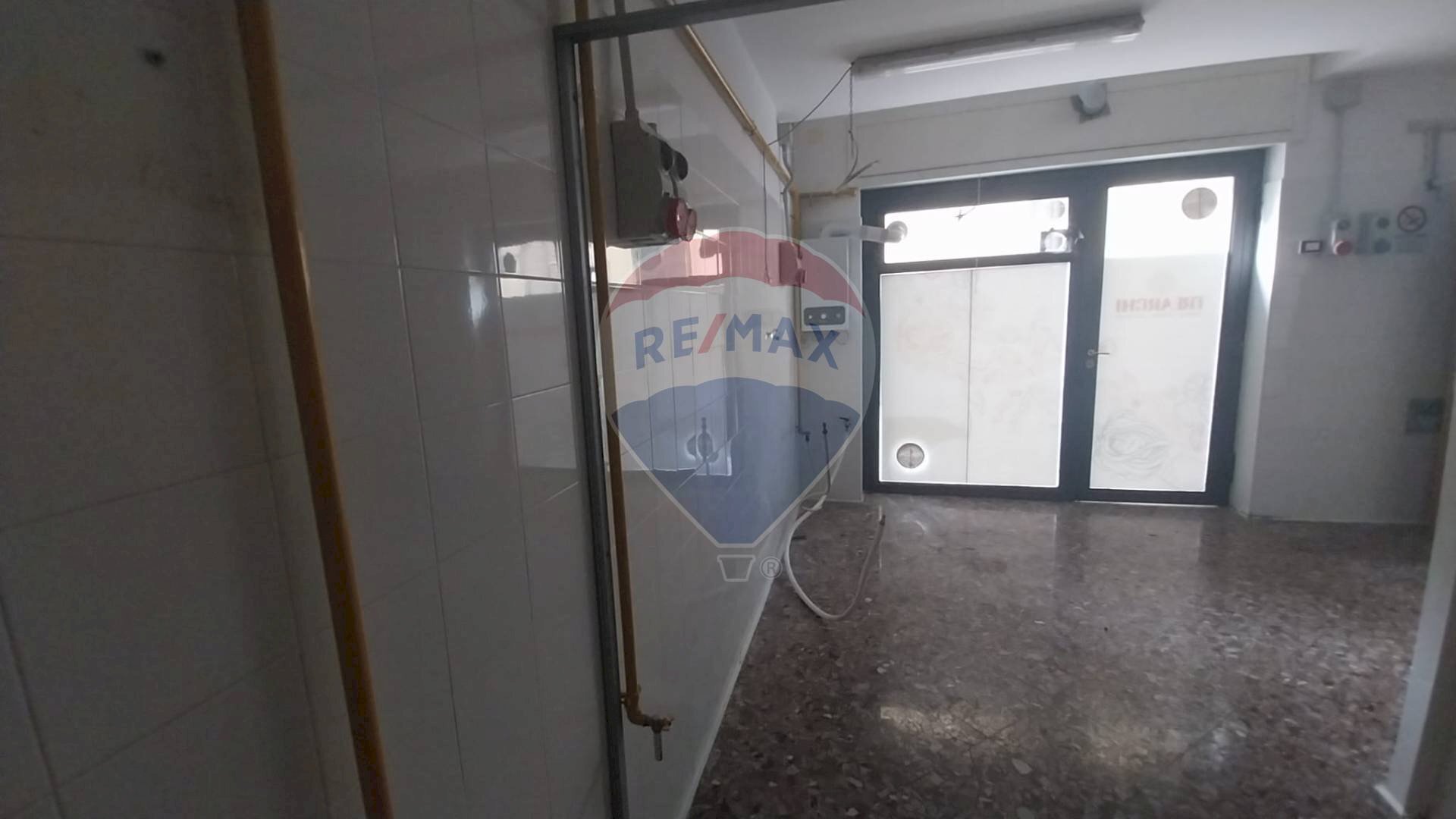 Stanza vuota - Commercial Premises Piazza Casalbore
33, Salerno - photo 3