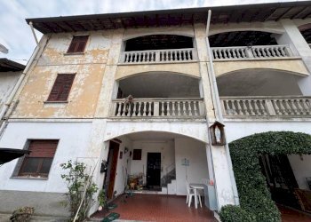 Facciata - Casa indipendente via Luigi Cadorna, 12, Brebbia - foto 1