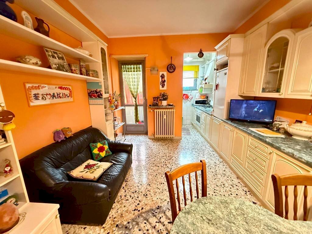 Soggiorno - Three-room apartment via Ettore Bignone, Pinerolo - photo 2