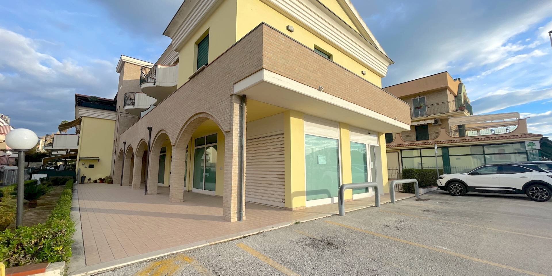 Foto 1 - Locale Commerciale Viale De Gasperi
 
2, Monteprandone - foto 1