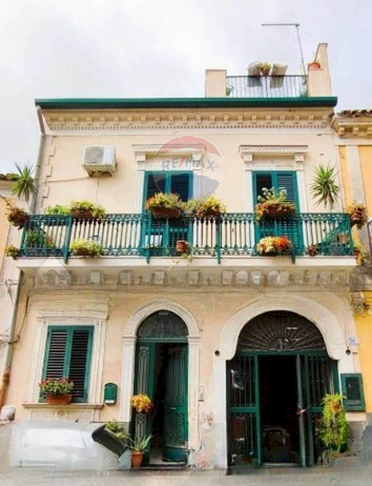 Edificio all\'aperto - Locale Commerciale Via Vittorio Emanuele
 
156, Motta Sant'Anastasia - foto 1