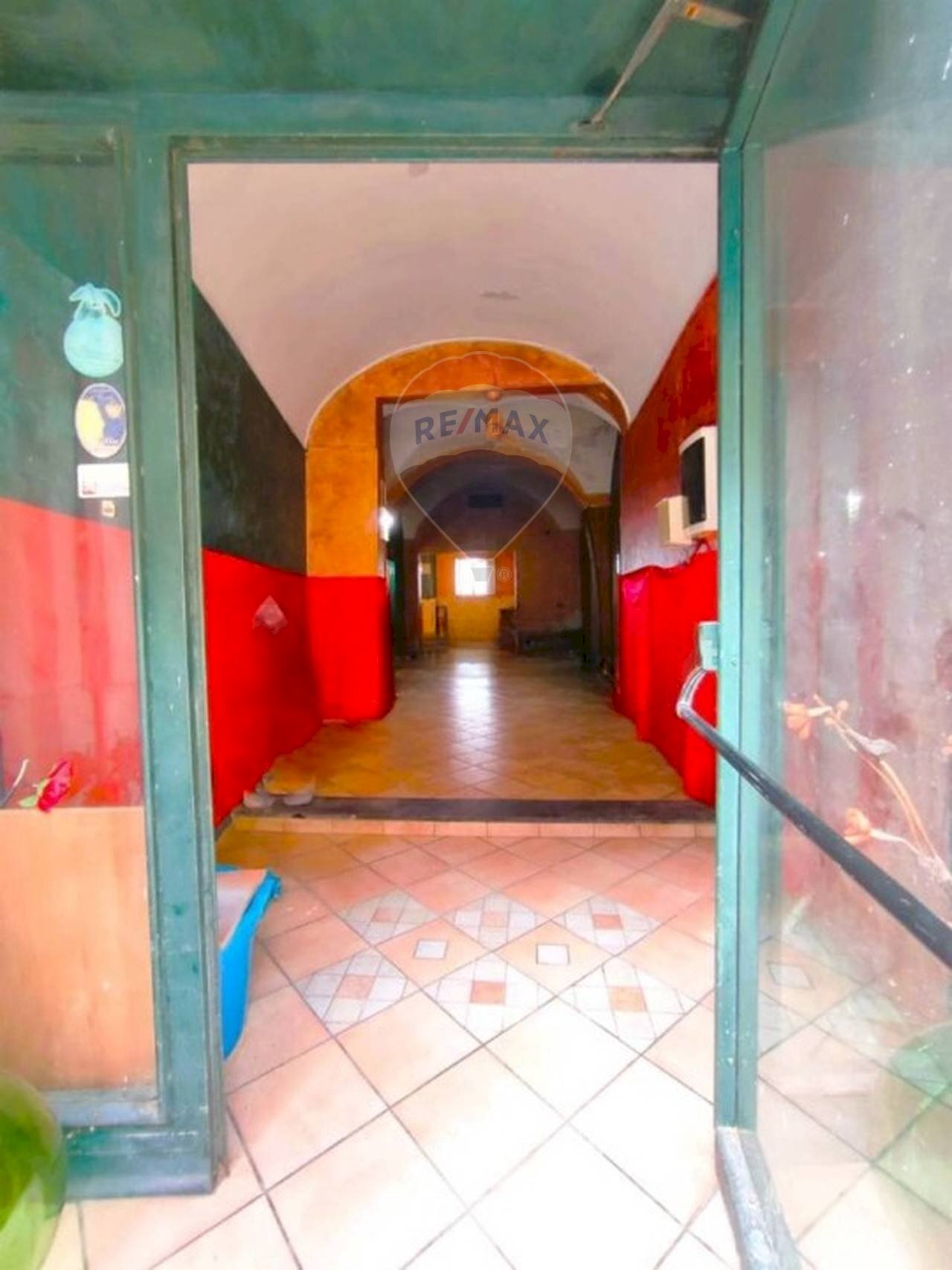 Hall entrata - Locale Commerciale Via Vittorio Emanuele
 
156, Motta Sant'Anastasia - foto 3