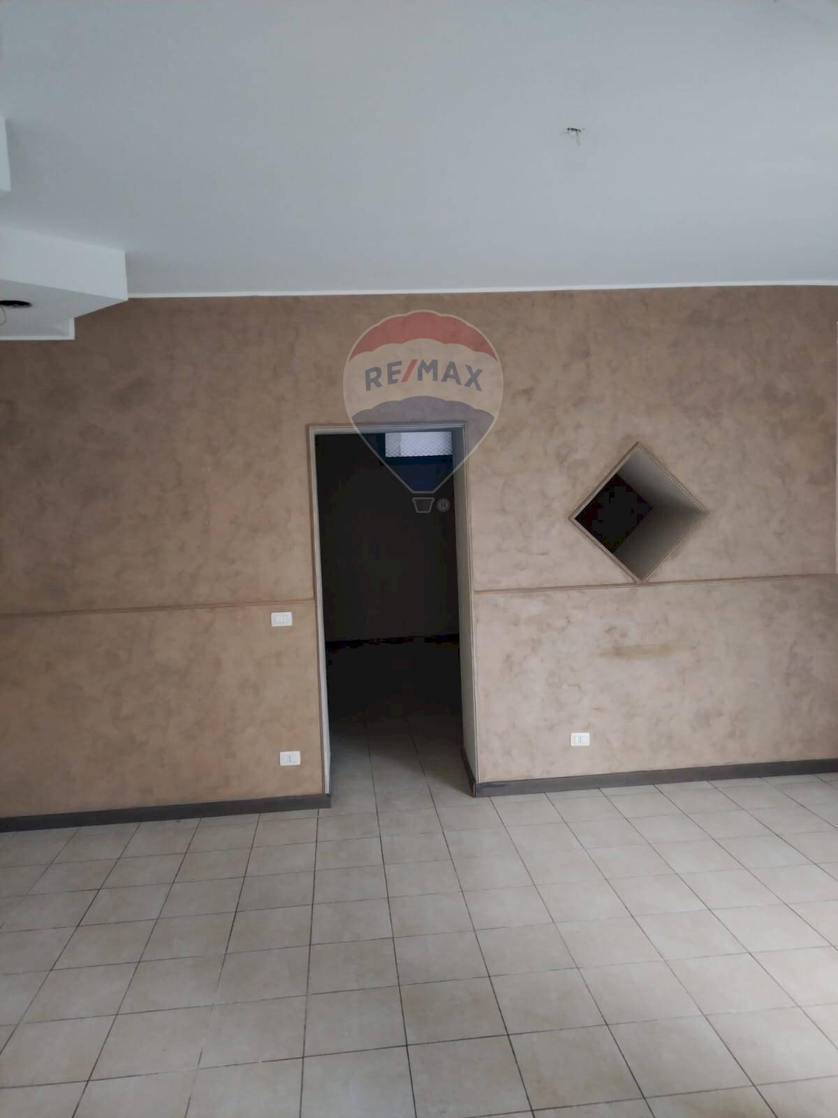 Stanza vuota - Locale Commerciale Via Francesco Petrarca
 
8, Piazza Armerina - foto 1