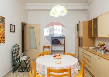 Sala da pranzo - Quadrilocale Via Del Gelsomino
 
21, Catania - foto 2