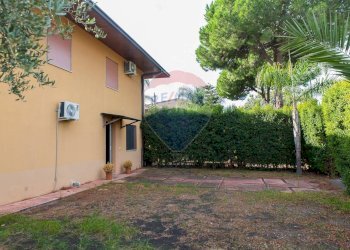 Giardino - Casa semi indipendente Via Sacerdote Messina
 
10, Aci Sant'Antonio - foto 3