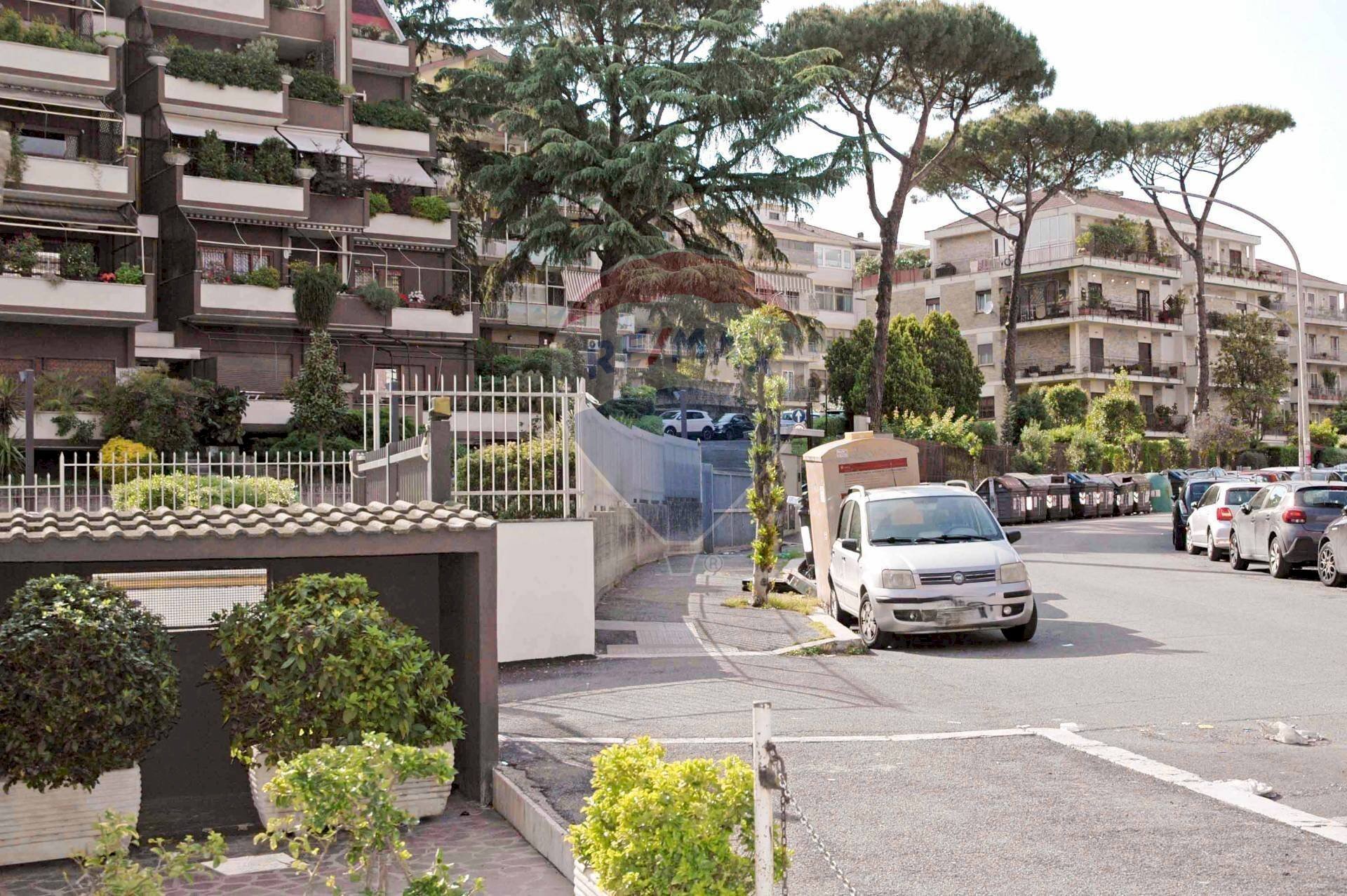 Edificio all\'aperto - Locale Commerciale via Pietro Capparoni
 
14, Roma - foto 1